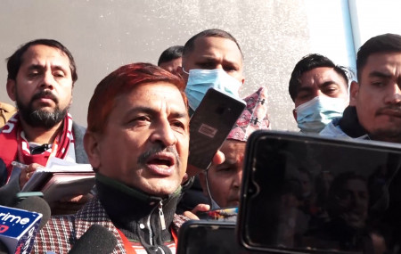 महाधिवेशन मिडिया सेन्टरका संयोजक शुरेश आचार्य अन्तिम मत परिणाम सार्वजनिक गर्दै। तस्बिरः सेतोपाटी